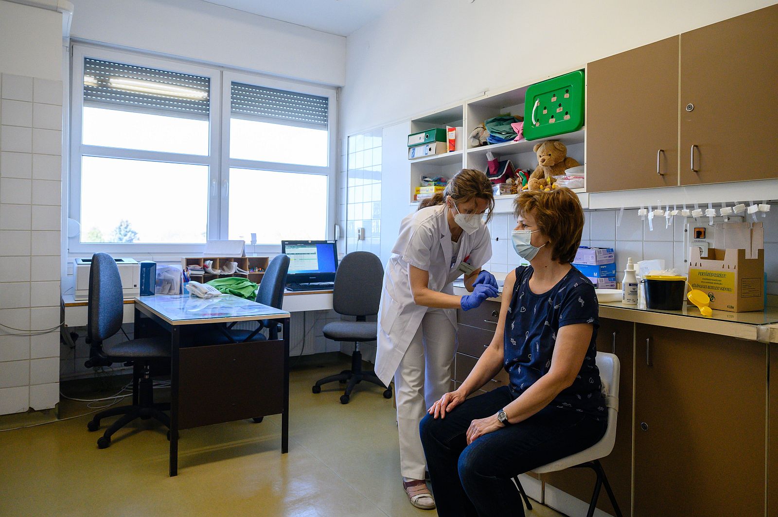 A háziorvosi rendelőkben és a kórházban is oltanak Székesfehérváron